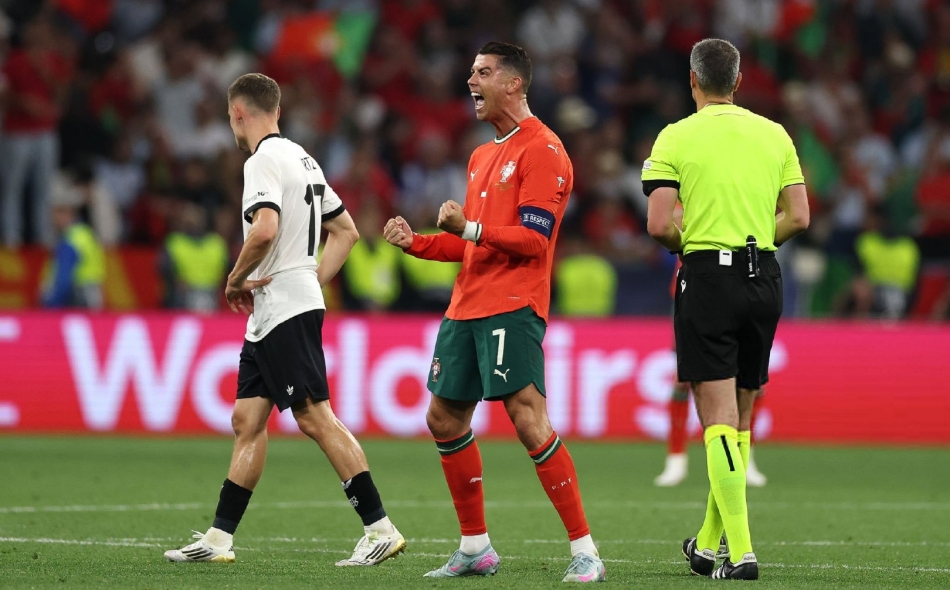 哥伦比亚碾压马赛，C罗带队取胜